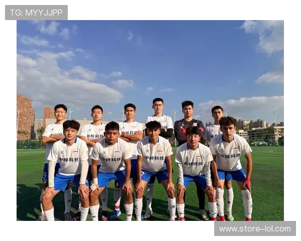 足球明星捐赠衣物行动背后 这些人默默奉献不为人知