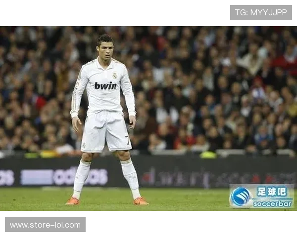 足球球星专注待命时的经典站姿展现力量与决心的瞬间